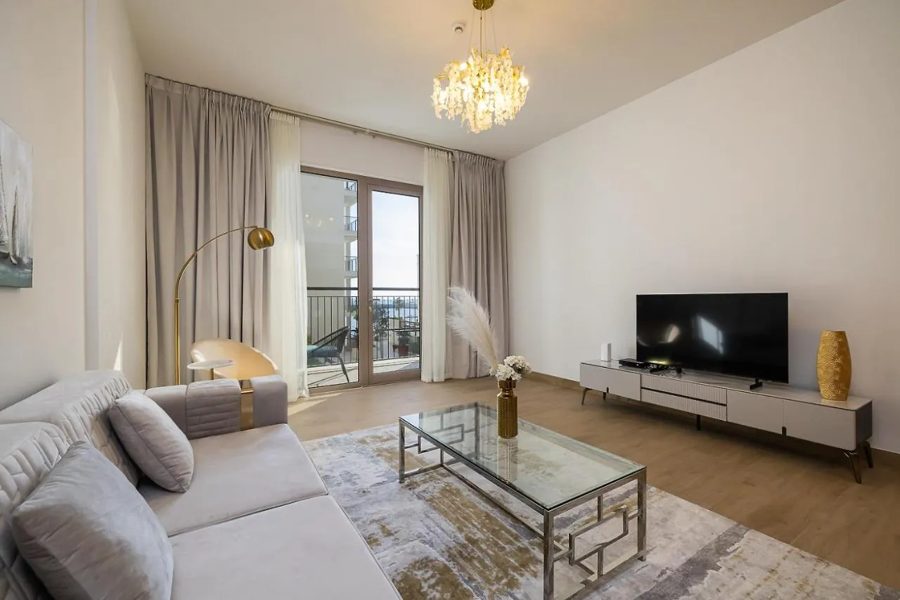 Apartment With Partial Sea View In La Mer Dubai